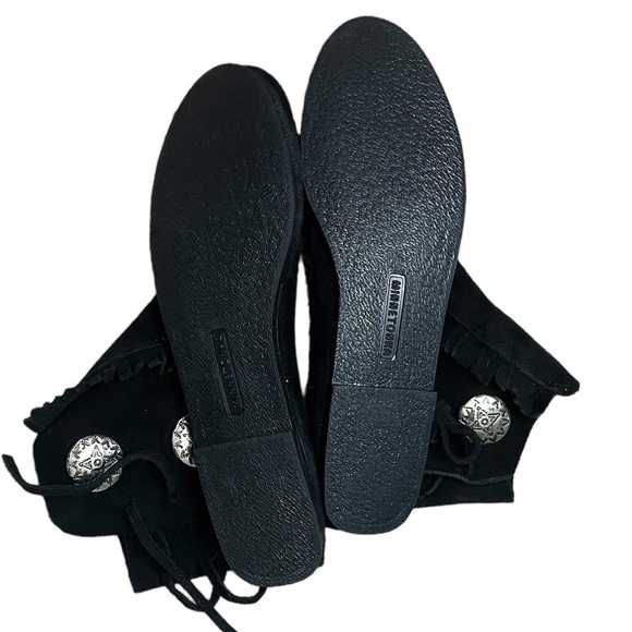 Minnetonka Black Suede Boots Fringe Silver Buttons Moccasins NWOB size 8… - Picture 3 of 4